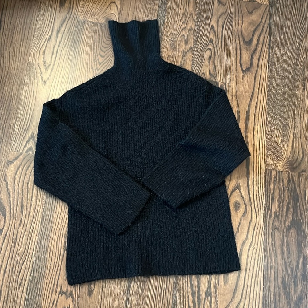 Black loose fit turtleneck